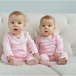 Рождение двойни – это двойное счастье, но и двойные трудности для родителей.