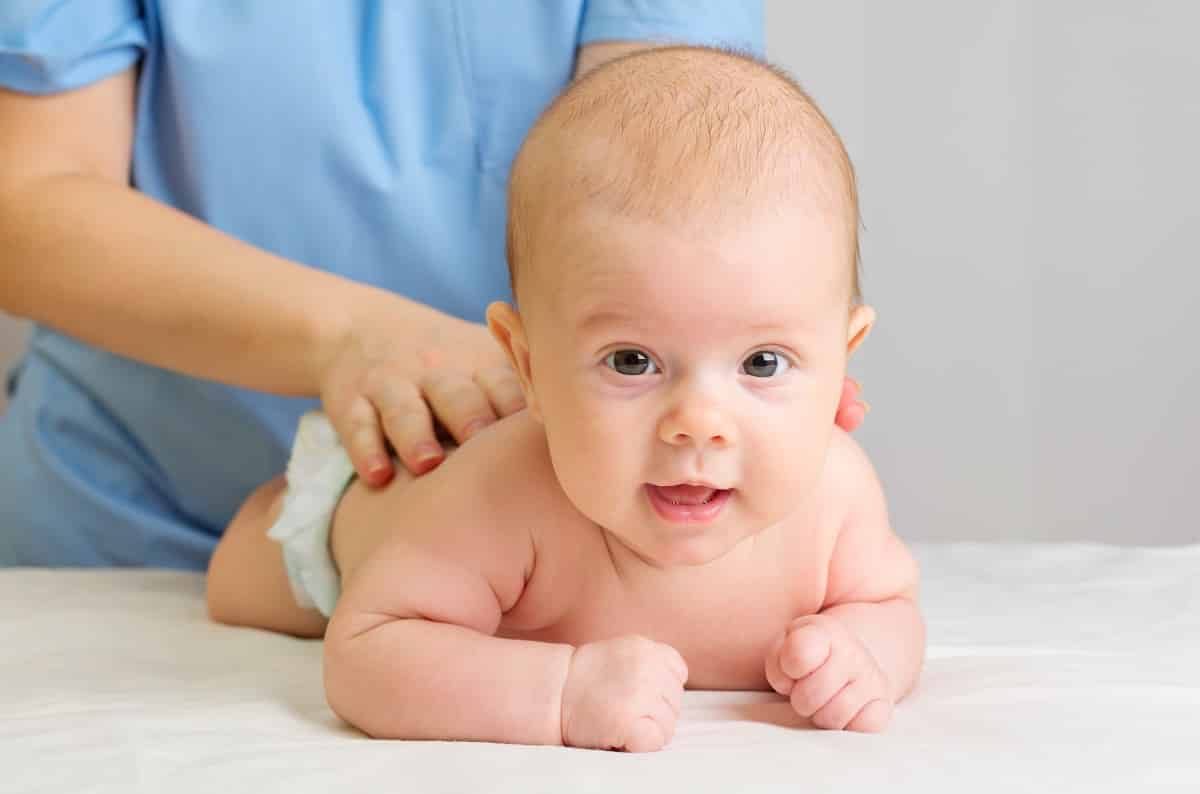 Как должен держать голову ребенок в 2 месяца?