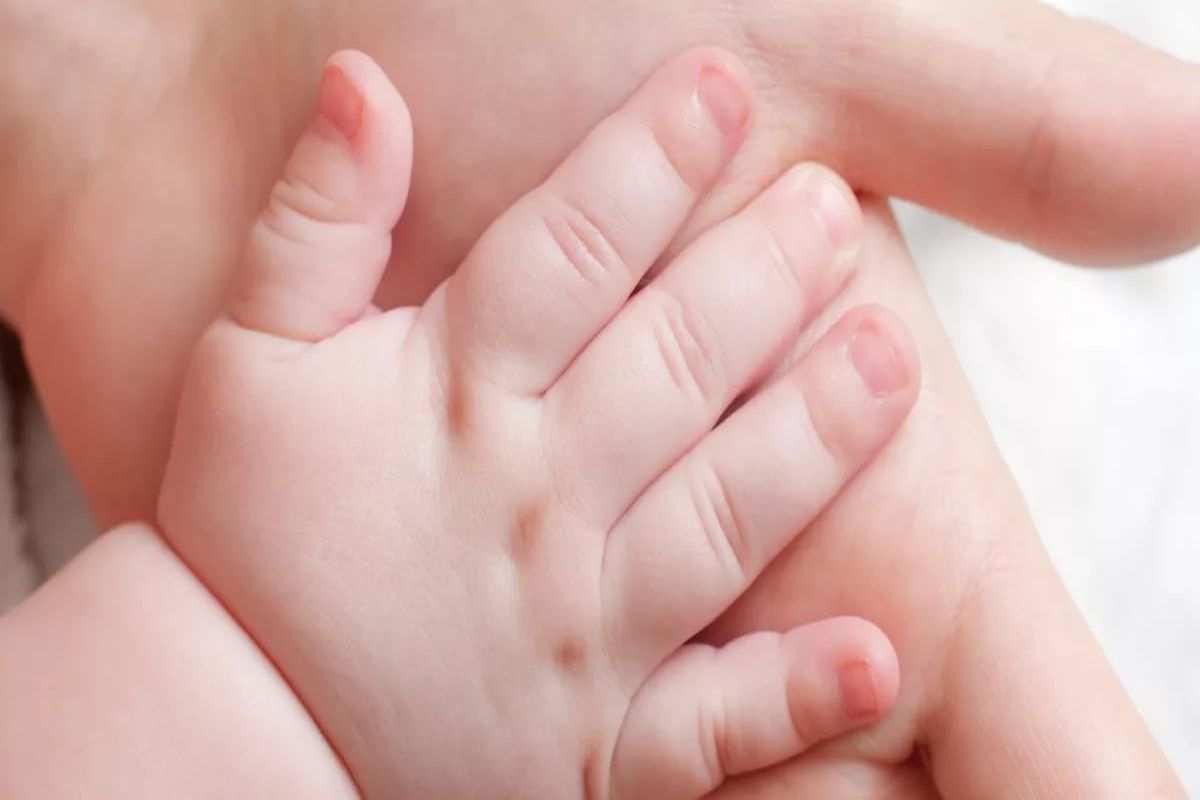 Шелушащаяся кожа на пальцах рук и ног у ребенка является не только косметической, но и медицинской проблемой