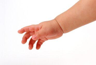 Шишка на кисти руки под кожей может иметь совершенно разное происхождение.